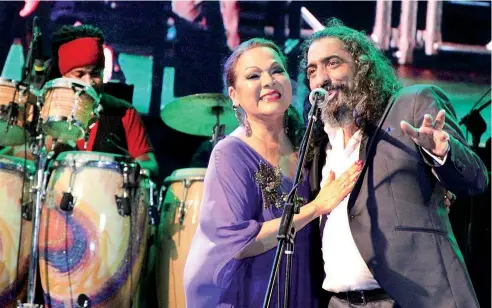  ?? F.E. ?? Ángela Carrasco y Diego El Cigala rindieron a sus pies a las más de tres mil almas que se presentaro­n a disfrutar del concierto.