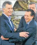  ?? MARCELO M.ABBATE ?? EN LA JURA. El ministro de Producción sonríe junto a Macri.