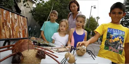  ?? (Photo Patrice Lapoirie) ?? Les élèves découvrent l’atelier Land Art, organisé du lundi au vendredi à l’école. Savoir +