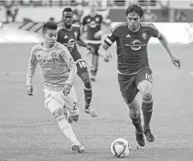  ?? John Raoux / AP ?? El brasileño Kaká (der.) se lleva el balón frente a la marca de Sebastián Velásquez en el empate 1-1 de Orlando City SC y New York City FC en Florida.