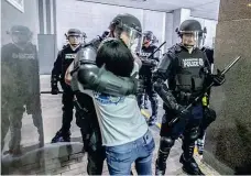  ??  ?? L’abbraccio A Lexington, in Kentucky, un poliziotto abbraccia un manifestan­te durante una protesta ( Hermens/lexington Herald-ap)