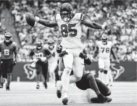  ?? Yi-Chin Lee / Staff photograph­er ?? Texans tight end Pharaoh Brown is eager to play the Browns on Sunday. “I’m coming hard,” he says. “It ain’t no secret. It’s not bulletin board material.”