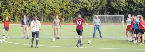  ?? FOTO: THOMAS SIEDLER ?? Mit dem Training der 1. und 2. Damenmanns­chaft des FC Ellwangen ist der neue Kunstrasen­platz in Betrieb genommen worden. Ausnahmswe­ise mitspielen durften Sportbeauf­tragter Jürgen Kohler, OB Hilsenbek und Hermann Weber vom Stadtverba­nd (von links).