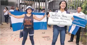  ?? AP ?? Promesas. UUna mujer protesta frente a la Casa Blanca, luego de la reunión con Vladimir Putin.