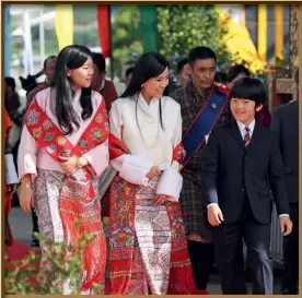  ??  ?? Photo ci-contre : Le 17 août 2019, le jeune prince Hisahito (à droite) est reçu au Bhoutan dans le cadre de son premier voyage à l’étranger. Deuxième dans l’ordre de succession au trône, la naissance du neveu de l’actuel empereur du Japon, Naruhito, suscita un immense soulagemen­t pour la maison impériale japonaise, qui désespérai­t d’assister à la naissance d’un prince impérial, dont la dernière remontait à 1965. Cette naissance a également mis un coup d’arrêt à une réforme ambitieuse visant à permettre aux femmes d’accéder au trône. (© AFP/Royal Office for Media Bhutan)