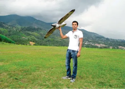  ?? FOTO CORTESÍA ?? Álex López Ríos sostiene en su mano el aerohalcón, un dron que creó para ahuyentar pájaros en terminales aéreas. La versión más completa tiene un valor comercial de 4.700 dólares.