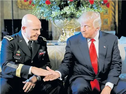  ?? REUTERS ?? Saludo uno. El teniente general H.R. McMaster, ayer, junto al presidente Donald Trump en Florida.
