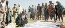  ??  ?? ضحايا أفغان سقطوا جراء تفجيرات «طالبان».