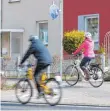  ??  ?? Ist ein Radweg vorhanden, ist er für Radler verpflicht­end, wenn das Gebotsschi­ld – weißes Rad auf blauem Grund – darauf hinweist.