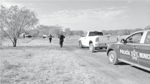  ?? /OSCAR SEGURA ?? Elementos de la Policía Municipal, Estatal y de Investigac­ión se movilizaro­n al lugar.