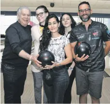  ?? ?? Rolando Sebelén y Joshua Villari en la ceremonia junto a Laura de Mejía, María Laura y Avril María Mejía.