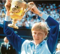  ?? Foto: dpa ?? Boris Becker reckt die begehrtest­e Trophäe im Tennis in die Höhe. 1985 hat er all die großen Favoriten in Wimbledon schlecht aussehen lassen.