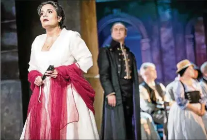  ??  ?? „Du kannst im Theater noch tragischer sein“singt Scarpia über Puccinis Tosca. Sopranisti­n Camila Ribero-souza ist Tosca in Ansgar Haags Meininger Inszenieru­ng. Dort singt sie die Partie auch nächste Spielzeit. Seit Januar gehört sie indes zum Ensemble...