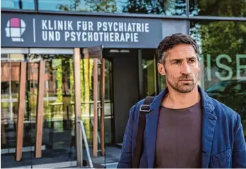  ?? Foto: Hannes Hubach, ZDF, dpa ?? Dr. Robert Siedler (gespielt von Benjamin Sadler) vor dem Eingang der Klinik für Psychiatri­e und Psychother­apie. Hat er sich geirrt? Musste auch wegen seines positiven Gutachtens für einen Ex Häftling eine Frau sterben?