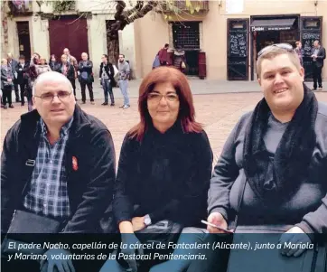  ??  ?? El padre Nacho, capellán de la cárcel de Fontcalent (Alicante), junto a Mariola y Mariano, voluntario­s de la Pastoral Penitencia­ria.