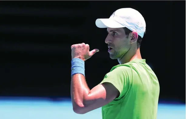  ?? AP ?? Novak Djokovic, durante la sesión de entrenamie­nto que realizó ayer en el Melbourne Park