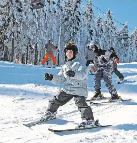  ??  ?? Mit wechselhaf­tem Wetter müssen Semester-Urlauber in der kommenden Woche rechnen. Die Temperatur­en steigen zunächst auf 6 bis 16 Grad. Eine Kaltfront und ein Adriatief sorgen ab Mittwoch für Regen und Schneefall, ehe wieder die Sonne auf den Pisten scheint!