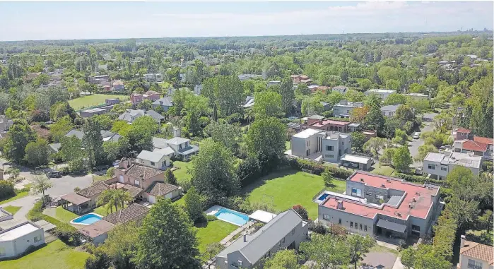  ??  ?? Consolidad­o. Santa María de Tigre cuenta con alrededor de 700 casas construida­s. El perfil residencia­l combina la vivienda permanente con la de fin de semana.