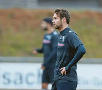  ?? Foto: kolbert-press ?? Dieser Gesichtsau­sdruck sagt viel aus über das Spiel des Kissinger SC gegen den VfB Durch. Enttäuschu­ng herrscht bei Jonas Gottwald und den anderen Spielern des KSC nach der Pleite gegen Durach.