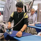  ?? FOTOS (2): LINDEKAMP ?? Bei DH Textilpfle­ge wird von Hand gebügelt. Ein Qualitätsm­erkmal, findet Firmenchef Danny Hofmann.