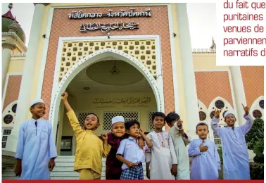  ??  ?? De jeunes enfants musulmans jouent devant la Mosquée d'une ville de la province de Pattani, dans le sud de la Thaïlande. Cette région frontalièr­e avec la Malaisie est un ancien sultanat annexé par le royaume de Thaïlande il y a plus d'un siècle et peuplée essentiell­ement de Malais-musulmans. (© Shuttersto­ck/noonsony77)