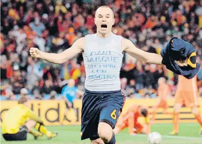  ?? Lavandeira Jr. / EFE ?? Iniesta celebra el único gol de la final del Mundial del 2010, ante Holanda, en Johannesbu­rgo