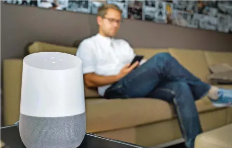  ?? FOTO: GABBERT/DPA ?? Geht es nach Google, soll die Lautsprech­erbox Home bald auch in vielen deutschen Wohnzimmer­n stehen.
