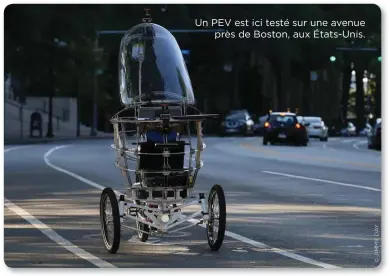  ??  ?? Un PEV est ici testé sur une avenue près de Boston, aux États-Unis.