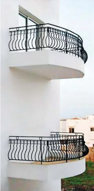  ??  ?? A sinistra, un balcone costruito senza finestra. A destra in alto, un cartellone pubblicita­rio montato al contrario. Sotto, Automobile con palle di André Thijssen (Usa, 2002)