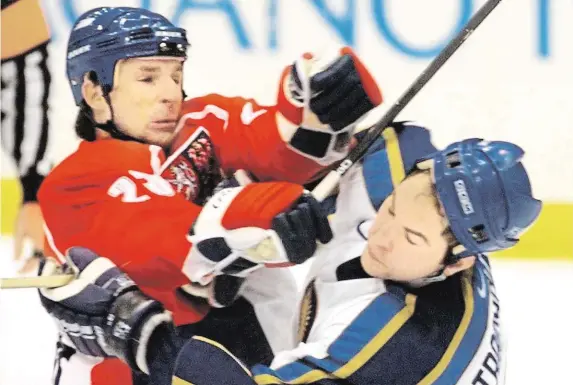  ?? Na pokyn trenéra Ivana Hlinky obránce Petr Svoboda (vlevo) v závěru zápasu s Kazachy přitvrdil. Takto atakoval Alexeje Troščinské­ho. FOTO ČTK/ AP ?? Odplata za tvrdé zákroky.