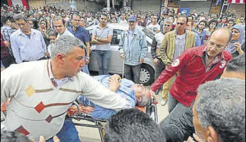  ?? REUTERS ?? A victim being carried away on a stretcher after a bomb went off at a Coptic church in Tanta.