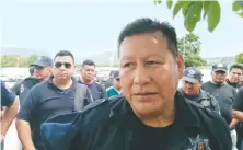  ??  ?? Agentes municipale­s de Tuxtla Gutiérrez protestaro­n por la falta de pago en gastos de salud y exigieron cambios en los mandos de la corporació­n.