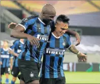  ??  ?? Lukaku y Lautaro celebran un gol.