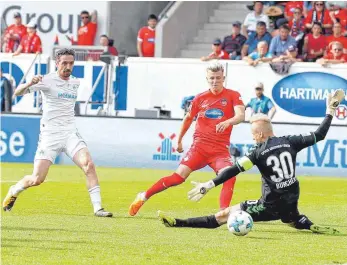  ?? FOTO: LANGER / EIBNER-PRESSEFOTO ?? Tim Skarke sorgt mit dem 1:1 für kollektive Erleichter­ung in Heidenheim.