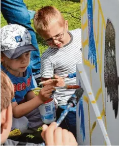  ?? Foto: Marcus Merk ?? Zusammen mit Neusässer Künstlern konnten die Kinder im Park ein Haus bauen und bemalen.