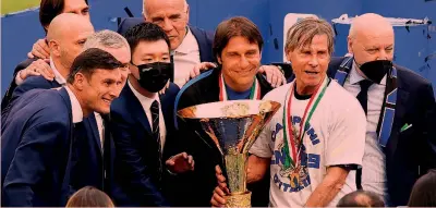  ?? IPP ?? Al completo Tutti con la Coppa: Zhang e Conte al centro, accanto Zanetti, Antonello, Oriali e Marotta; dietro Ausilio, Baccin e Volpi