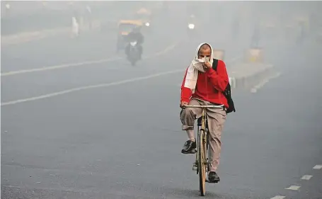  ?? FOTO PROFIMEDIA ?? Smog v těchto dnech zahalil ulice indického Dillí. Zavřeny jsou školy, zrušeny letecké i železniční spoje a obyvatelé nemají vycházet ven.