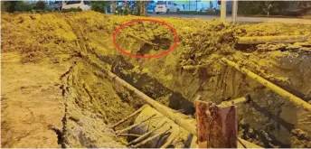  ?? ?? Photo shows the excavation site with damaged 11kV undergroun­d cable (circled), affecting electricit­y supply to Matang and the nearby areas.