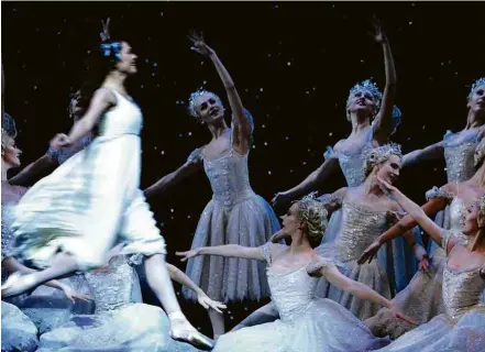  ?? Kieran Doherty - 19.dez.02/Reuters ?? Bailarinas do Royal Ballet de Londres em montagem de ‘O Quebra-Nozes’