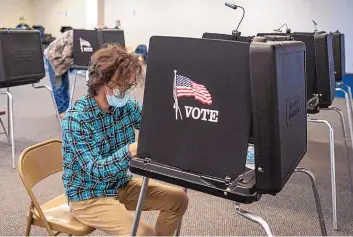  ?? ROBERTO E. ROSALES/JOURNAL ?? Charles Westmark marks his ballot at the Four Hills Shopping Center on Saturday, the start of widespread early voting in the 2021 local election.