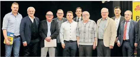  ?? FOTO: THOMAS WIECK ?? Rudi Völler (Zweiter von links) hat bei der Ehrenamtsg­ala des Saarländis­chen Fußball-Verbandes auch Vertreter aus dem Südsaar-Kreis geehrt.