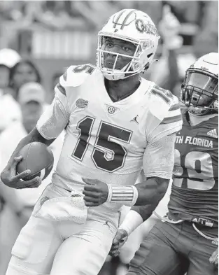  ?? CHRIS O’MEARA/AP ?? Florida backup quarterbac­k Anthony Richardson gets past South Florida linebacker Brian Norris on an 80-yard touchdown run Saturday during the Gators’ 42-20 win against USF.