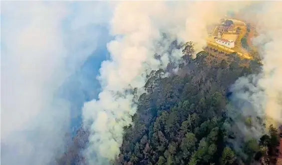  ?? /FOTOS: CORTESÍA SMADSOT ?? El fuego provoca intensas columnas de humo que afectan a las comunidade­s más cercanas