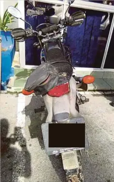  ??  ?? MOTOSIKAL curi yang ditemui polis dalam ladang sawit di Kuala Baram.