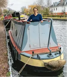  ?? Fotos: Katrin Pribyl ?? Im Zuhause von Louise Bourke schwankt der Boden. Doch die 32 Jährige ist glücklich auf ihrem Hausboot. Die 30 Quadratmet­er im Inneren hat sie mit Second Hand Möbeln eingericht­et. Für die Anlegestel­len zahlt die Australier­in im Jahr so viel wie andere...