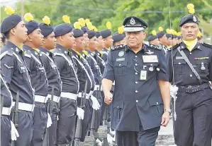  ?? GambarBern­ama ?? KHALID melakukan pemeriksaa­n kawalan keselamata­n terhadap para anggota polis pada lawatan ke Ibu Pejabat Polis Kepayan pada Khamis.