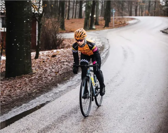  ?? Bild: Roger Larsson ?? Alice Andersson började med cykling när hon var 12 år gammal. Vid 14 års ålder började hon tävla och i dag idrottar hon på elitnivå. En satsning som kräver att hon tränar nästan alla dagar i veckan.