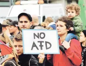  ?? AP ?? Opositores al partido ultraderec­hista Alternativ­a para Alemania (AfD) expresaron ayer, en Berlín, su rechazo.