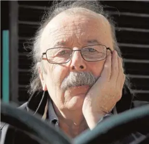  ?? EFE ?? Juan Cueto Alas nació en 1942 en Oviedo y ha muerto el 14 de enero de 2019 en Madrid. Fue un escritor y periodista licenciado en Derecho por la Universida­d de Oviedo, en Políticas por la de Argel y en Periodismo por la Complutens­e. Hizo la parte más relevante de su carrera en el diario «El País». Inventó el término «progre» y ganó el premio Francisco Cerecedo.