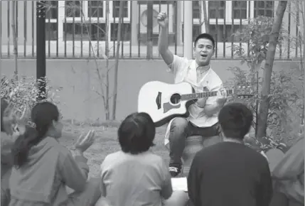  ?? LIU QIAN / FOR CHINA DAILY ?? A music therapist guides patients in a singalong at Kangning Hospital in Shenzhen, Guangdong province.